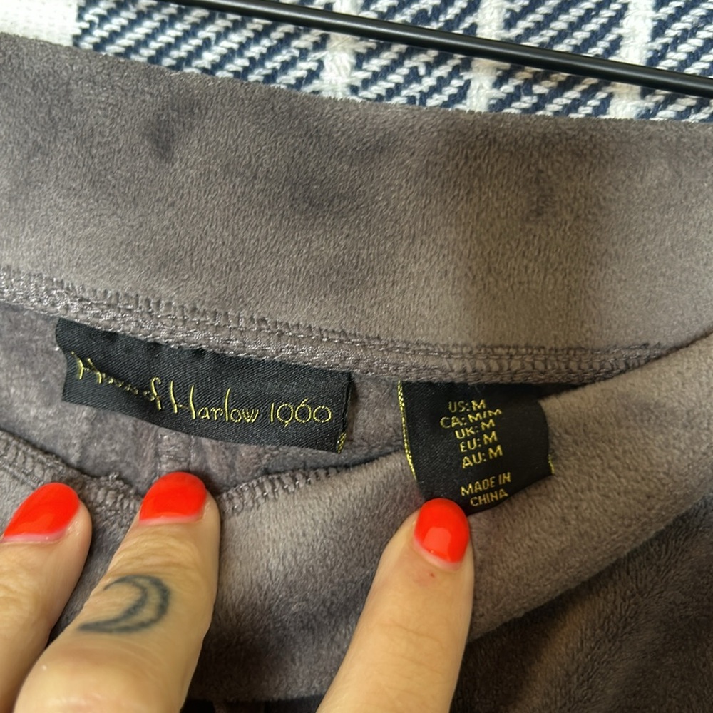 House of Harlow 1960 Set Velour Crewneck and Joggers Lounge Set - Picture 5 of 6